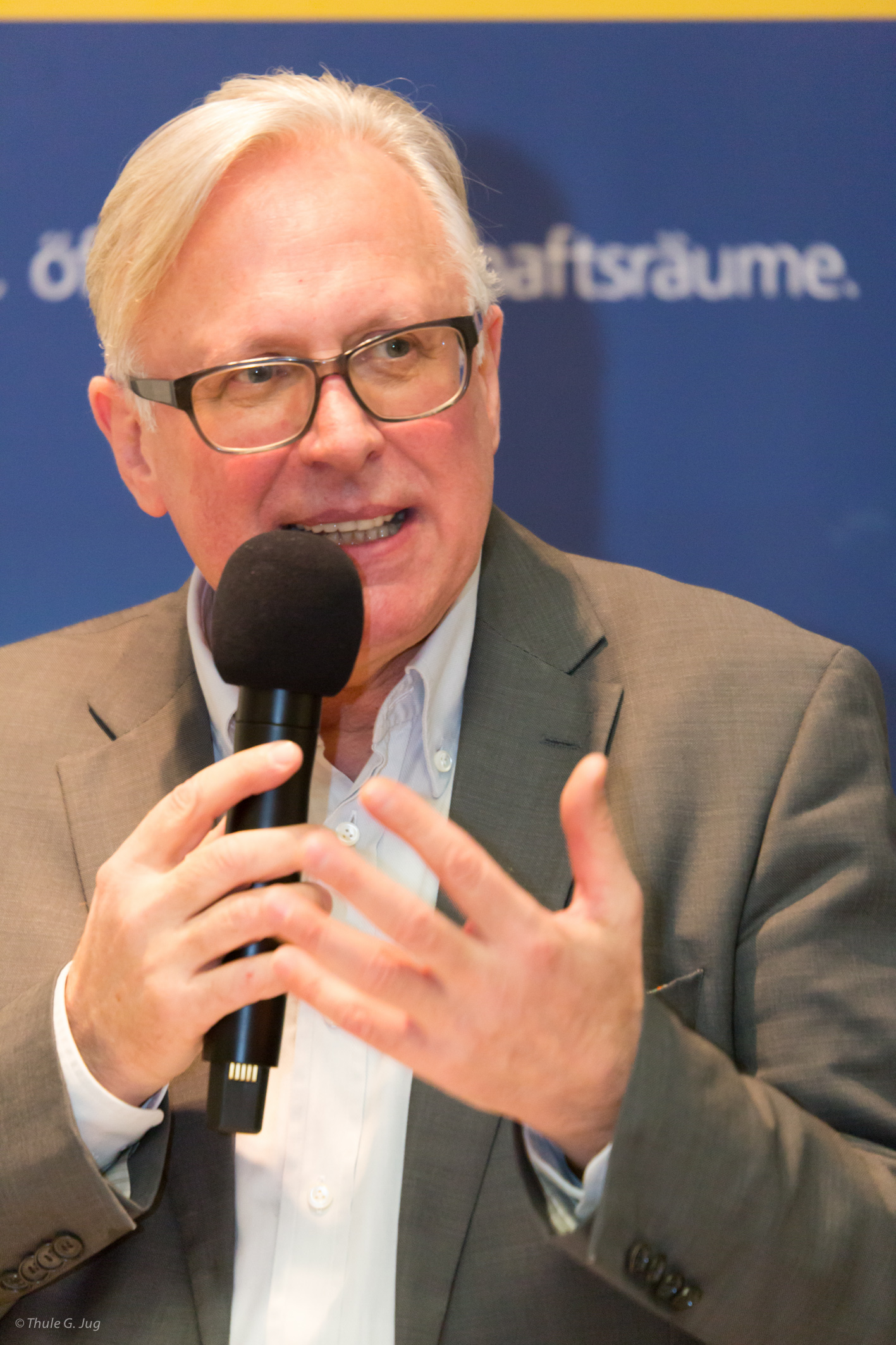 Eröffnung der Ausstellung "physical dynamics" von Hannes Mlenek. Vor der Vernissage noch Impressionen vom Palais NÖ und den Büroräumen von ecoplus